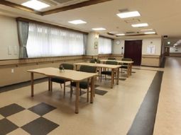 広々とした明るい食堂