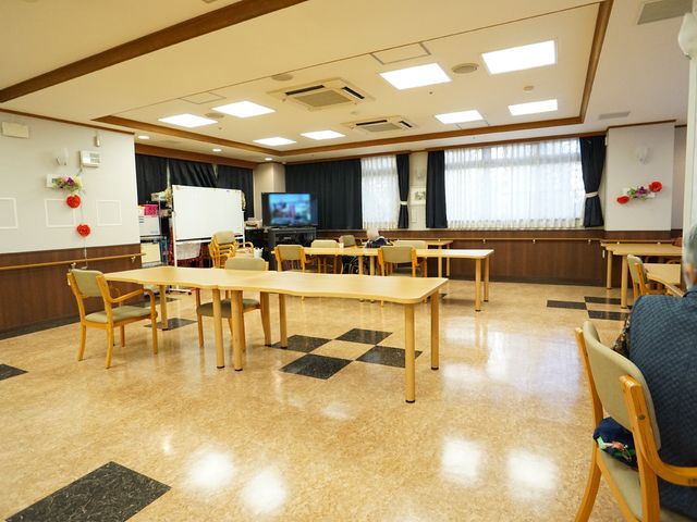 居心地の良い共有スペース 食堂 明るく広々とした食堂で、利用者がリラックスして過ごす様子です。