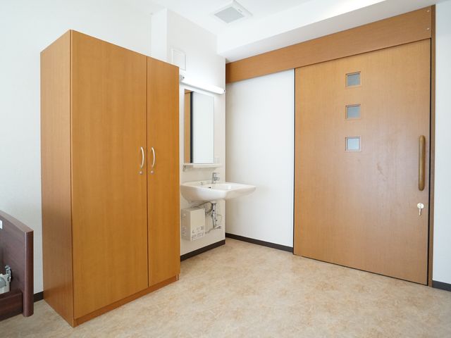 清潔感ある居室の一角 居室 広々とした空間に洗面台も完備し、生活に必要な設備が整っています。