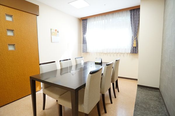明るい食卓のある部屋