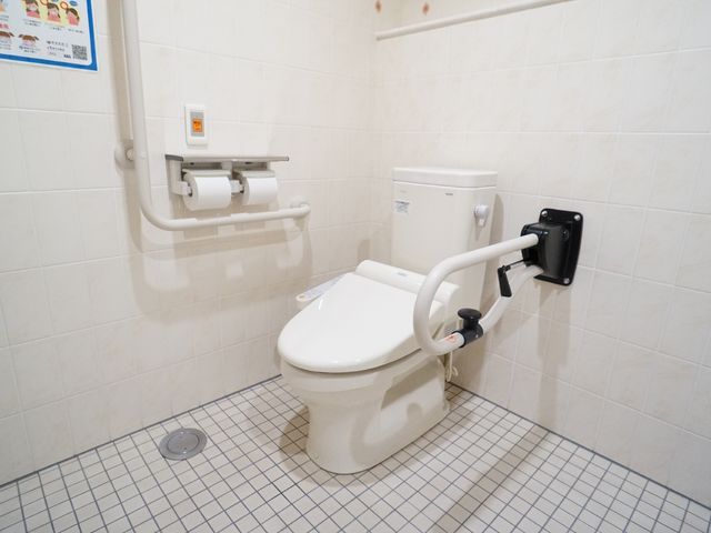 バリアフリートイレ設備 トイレ 快適にご利用いただける、手すり付きの清潔なトイレです。安全に配慮した設計となっており、皆様の日々の生活をサポートします。