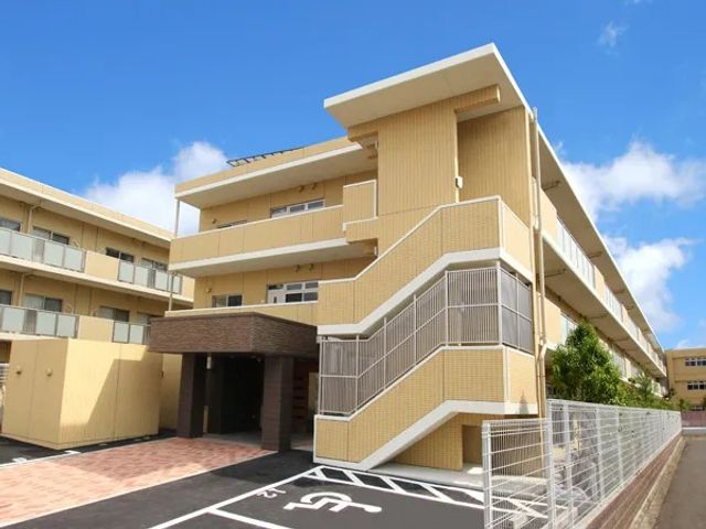 外観の建物 外観   明るい色合いの建物で、外階段や駐車スペースが見えます。敷地まわりはすっきりしており、出入りのしやすさが伝わります。