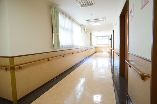 明るく広い廊下の様子