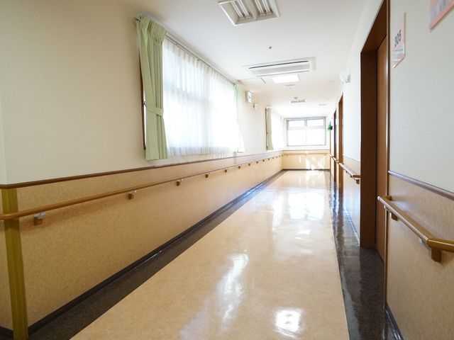 明るく広い廊下の様子 廊下 手すりが設けられた廊下は清潔で明るく、気持ちよく過ごせる空間です。