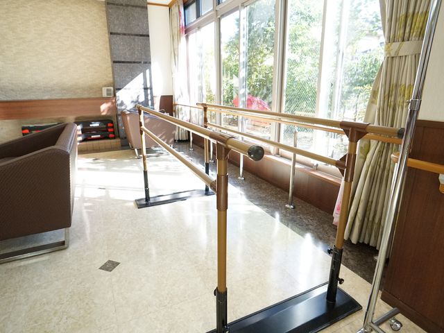 リハビリ用の手すりが設置された廊下 歩行訓練器 明るく広々とした空間にリハビリ用の手すり。安全に配慮された設計です。