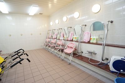 浴室の設備と椅子