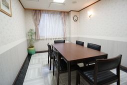 会議用テーブルと椅子の居室
