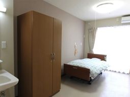 明るい居室の様子