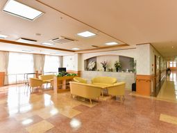 明るく広々としたロビー