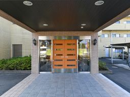 明るいエントランス外観