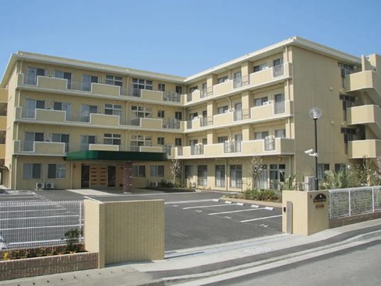 明るい外観の建物  