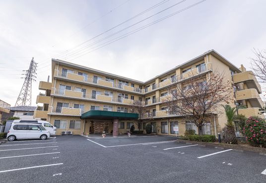 黄色い建物の外観