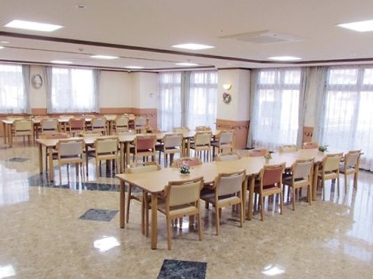広々とした明るい食堂