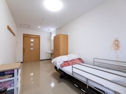 居室のベッドと洗面所