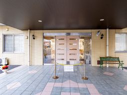 清潔な施設のエントランス