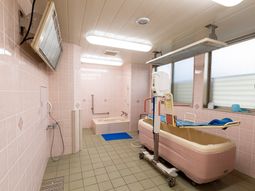 バリアフリーの浴室設備