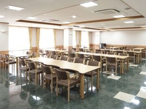 広々とした明るい食堂
