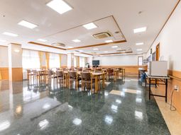 明るい共有ダイニングスペース