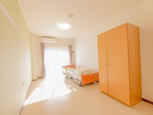 明るい居室の様子 居室 広々としたスペースに心地よい日差しが差し込み、落ち着いた雰囲気です。