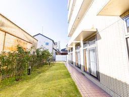 明るい外観の建物