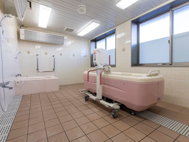 清潔な浴室設備 浴室 安全に配慮したバリアフリーの浴室です。日々の暮らしに役立つ快適な環境を提供しています。