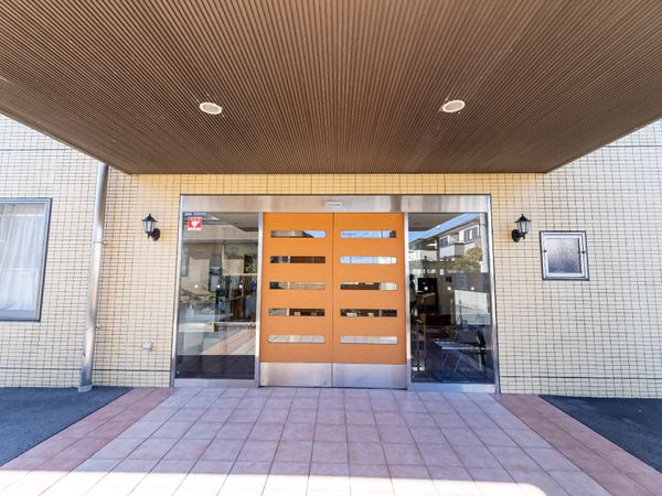 明るく清潔なエントランス