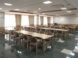 広い食堂の空間