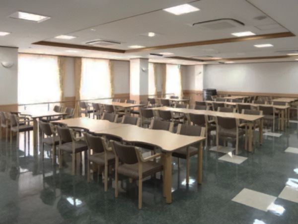 広い食堂の空間