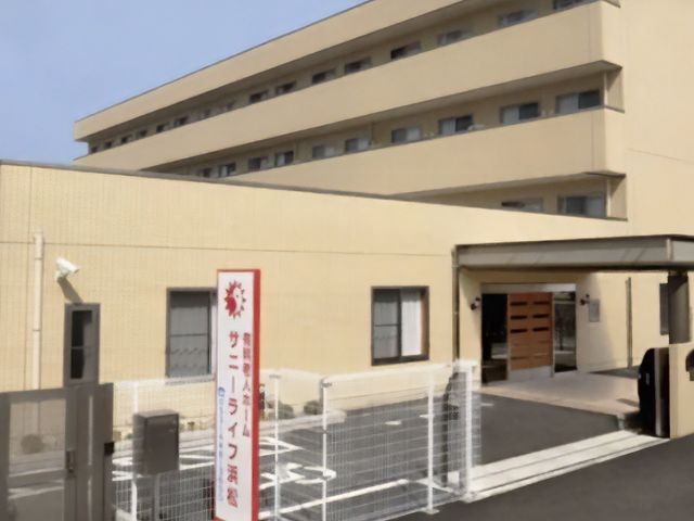 明るい施設のエントランス 外観 暖かな色合いが印象的なエントランスです。手すりが設置されており、誰もが安心して出入りできる配慮が行き届いています。