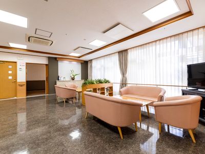 明るく広々としたラウンジ