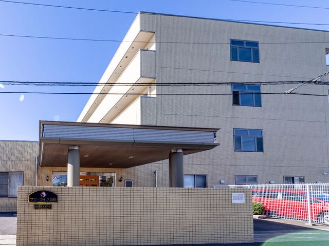 明るい外観の建物エントランス 外観 きれいに整備されたエントランスがお出迎えします。清潔感のあふれる外観が印象的です。