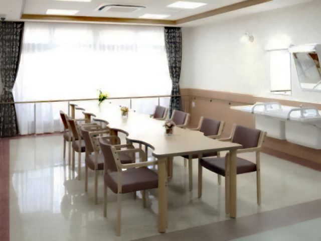 清潔なダイニングスペース 談話コーナー 快適で広々とした食事スペースが用意されており、心地よい食事のひとときを提供しています。ゆとりある配置のテーブルセットが印象的です。