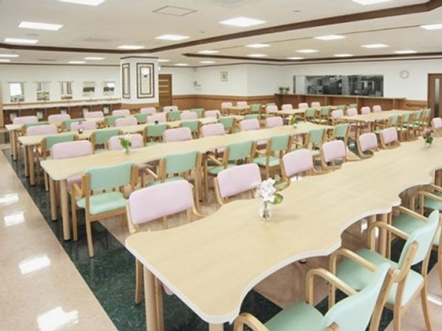 広々とした明るい食堂