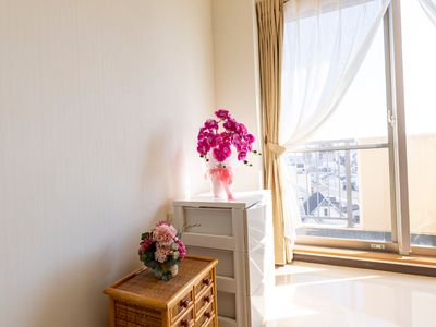 部屋と窓辺の花