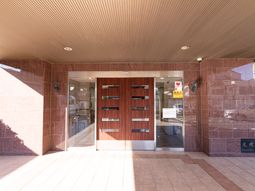 エントランスの明るい風景