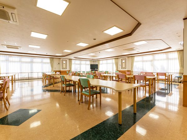 広々とした明るい食堂