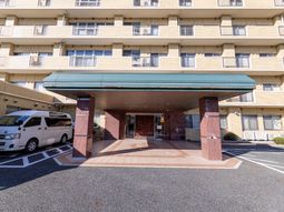 明るいエントランス外観