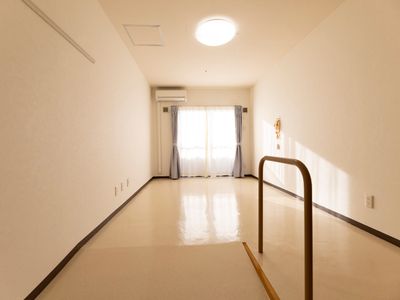 手すり付きの落ち着いた居室