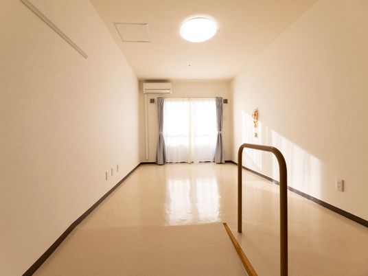 手すり付きの落ち着いた居室