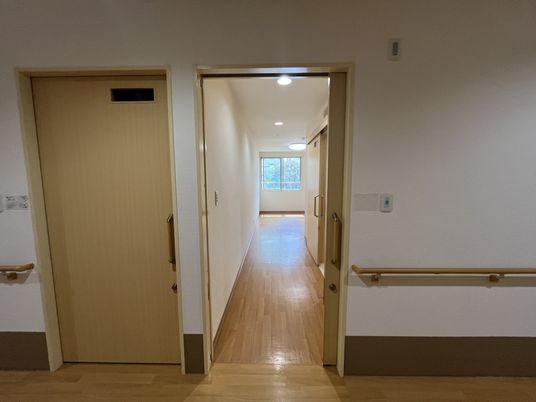 自然光が入る廊下