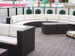 屋外テラスのソファー配置