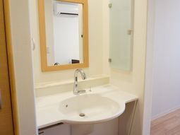 清潔な洗面台と鏡