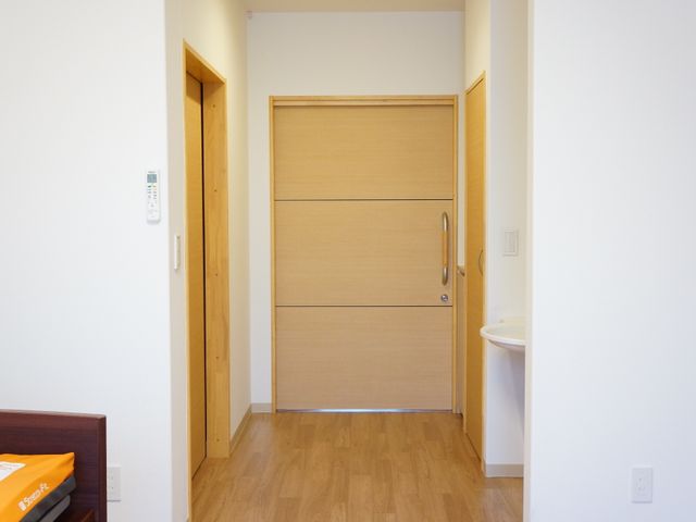 シンプルな居室の入口