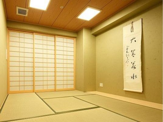 明るい和室の内観