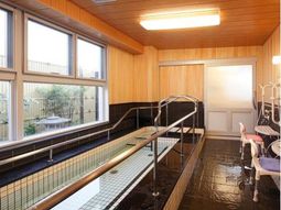 明るい木目調の浴室
