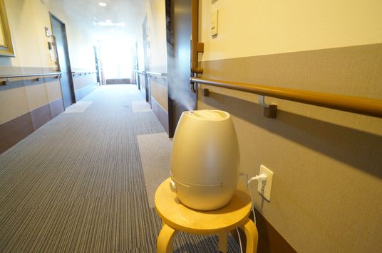 明るい廊下とアロマディフューザー
