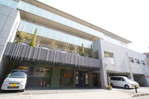モダンな建物のエントランス