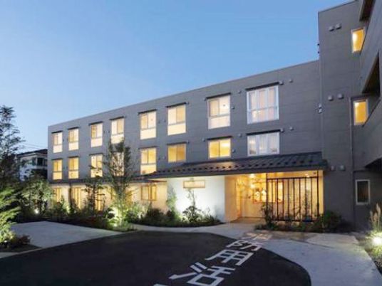 夕暮れ時の外観