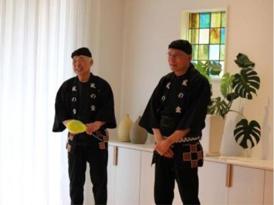 笑顔の演者二人