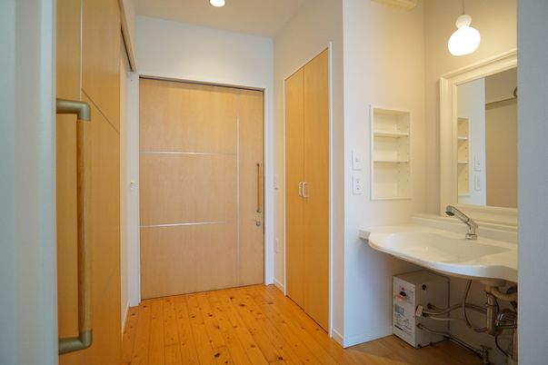 清潔感ある居室と洗面台